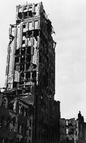 Symbol przedwojennej Warszawy, 30-piętrowy wieżowiec Prudential. W czasie Powstania Warszawskiego trafiło go około 1000 pocisków