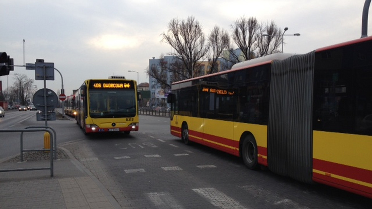 Wydzielony pas dla autobusów na ulicy Strzegomskiej we Wrocławiu, na naprawę musi jeszcze poczekać. Do przetargu ogłoszonego przez miasto – nie zgłosiła się żadna firma.