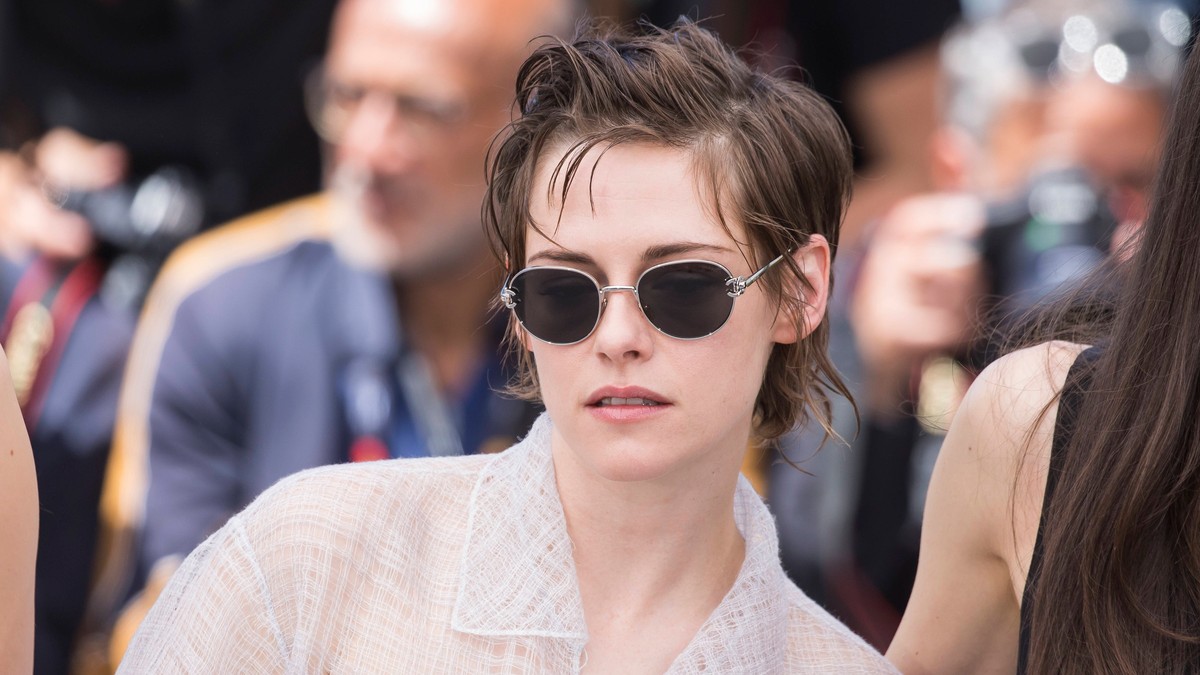 Kristen Stjuart u Šanel kompletu i starim Najk patikama došla u Kan