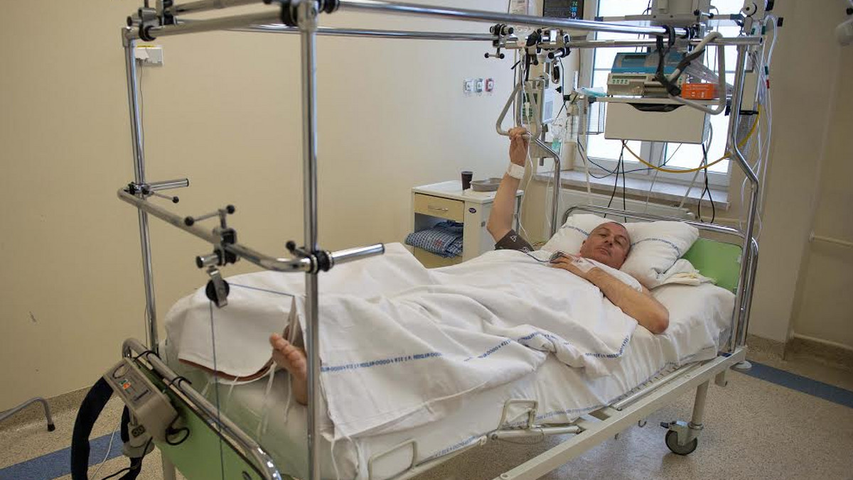 Prezydent Wrocławia Rafał Dutkiewicz przeszedł operację miednicy i spędzi jeszcze przynajmniej tydzień w szpitalu. Potem czeka go kilkumiesięczna rehabilitacja. Przed tygodniem spowodował wypadek, wjeżdżając służbowym autem pod tramwaj.