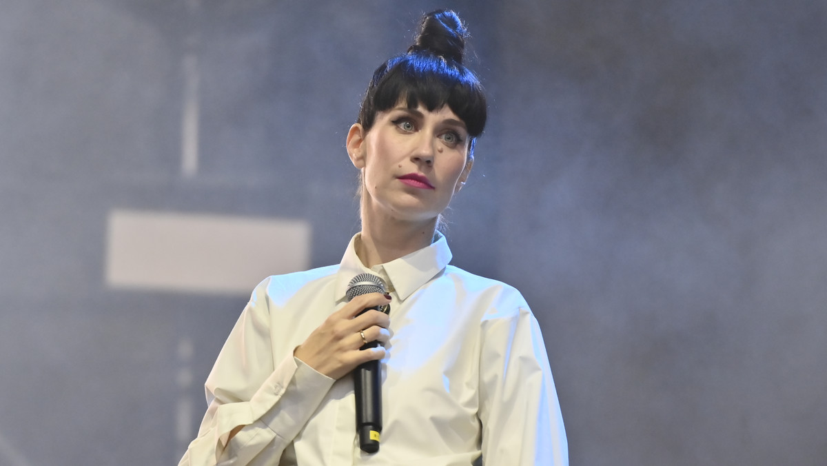 Eurowizja 2022. Konstrakta z Serbii śpiewa o sekrecie włosów Meghan Markle