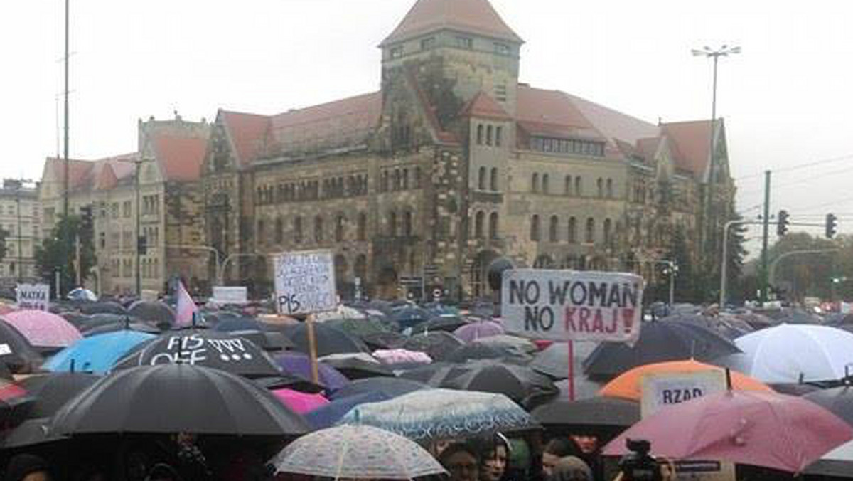 W całej Polsce trwa druga runda "czarnych protestów". Również w Poznaniu zbiorą się dzisiaj przeciwnicy zaostrzenia praw aborcyjnych. Demonstracja rozpocznie się o godzinie 16.00 na placu Adama Mickiewicza. O tej samej porze wystartuje  również "biały protest" zapowiedziany przez porozumienie Poznań dla Życia.