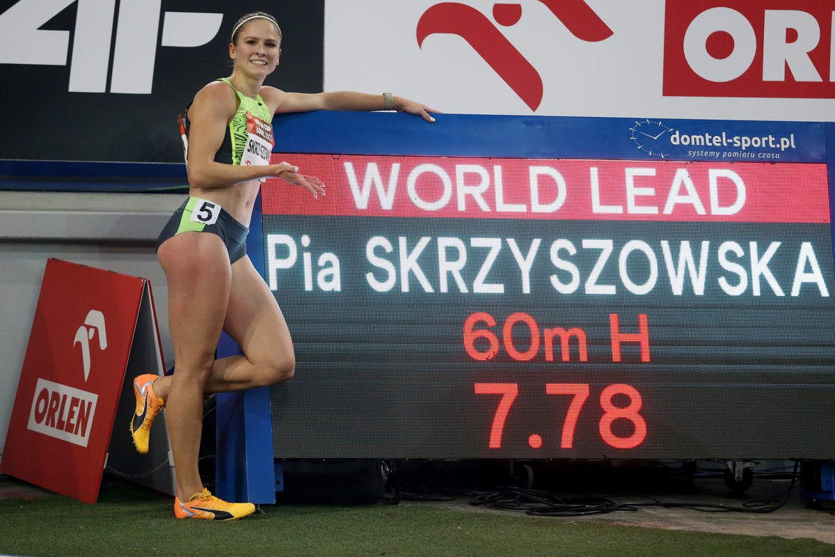 Łódź, 04.02.2023. Polka Pia Skrzyszowska pozuje do zdjęcia po wygranym biegu finałowym na 60 m przez płotki, podczas lekkoatletycznego mityngu Orlen Cup Łódź 2023, 4 bm. (gj) PAP/Marian Zubrzycki