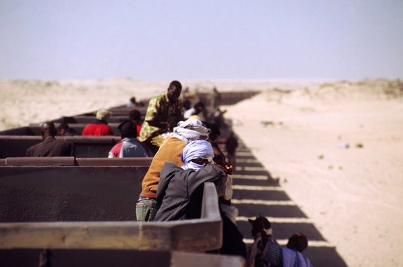 Kultowy pociąg z rudą żelaza Zoueratu do Nouadhibou w Mauretanii