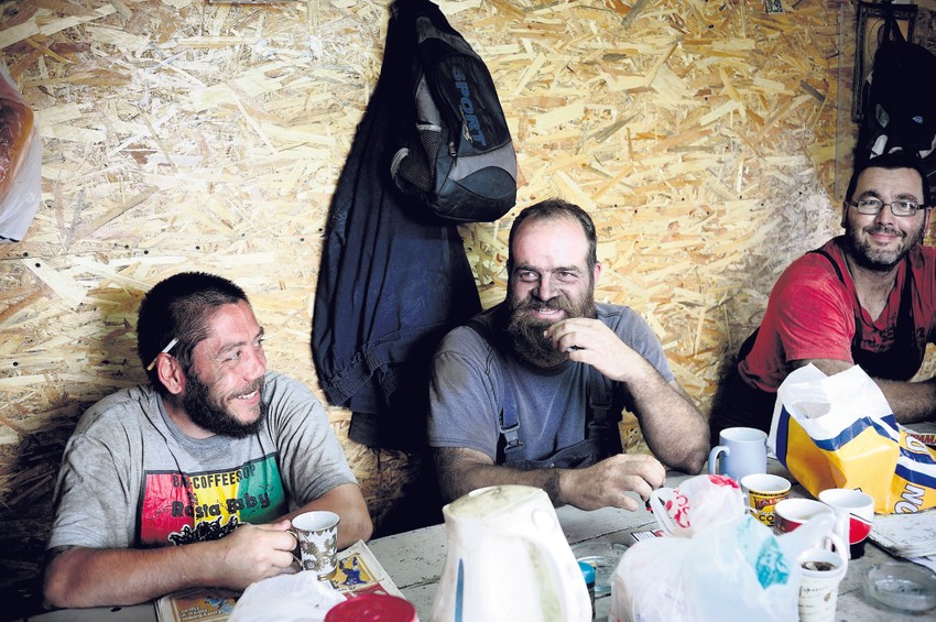 Nenad Veljković (u sredini) kaže da je "venčan sa bagerom 800" 