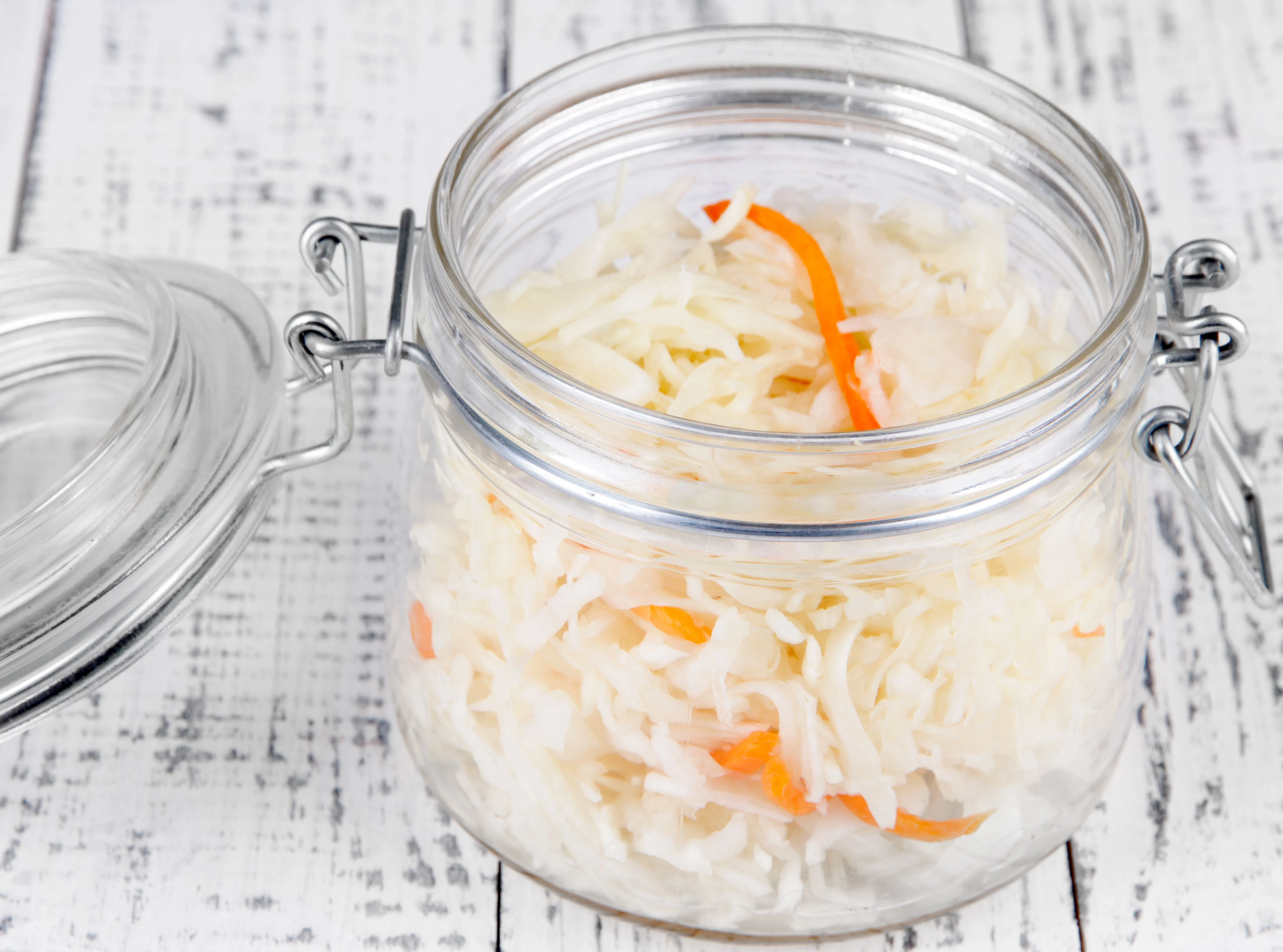 Как солить капусту в собственном соку. Процесс закваски капусты. Квашеная капуста в собственном соку. Как солить капусту в собственном соку. Закваска капусты.