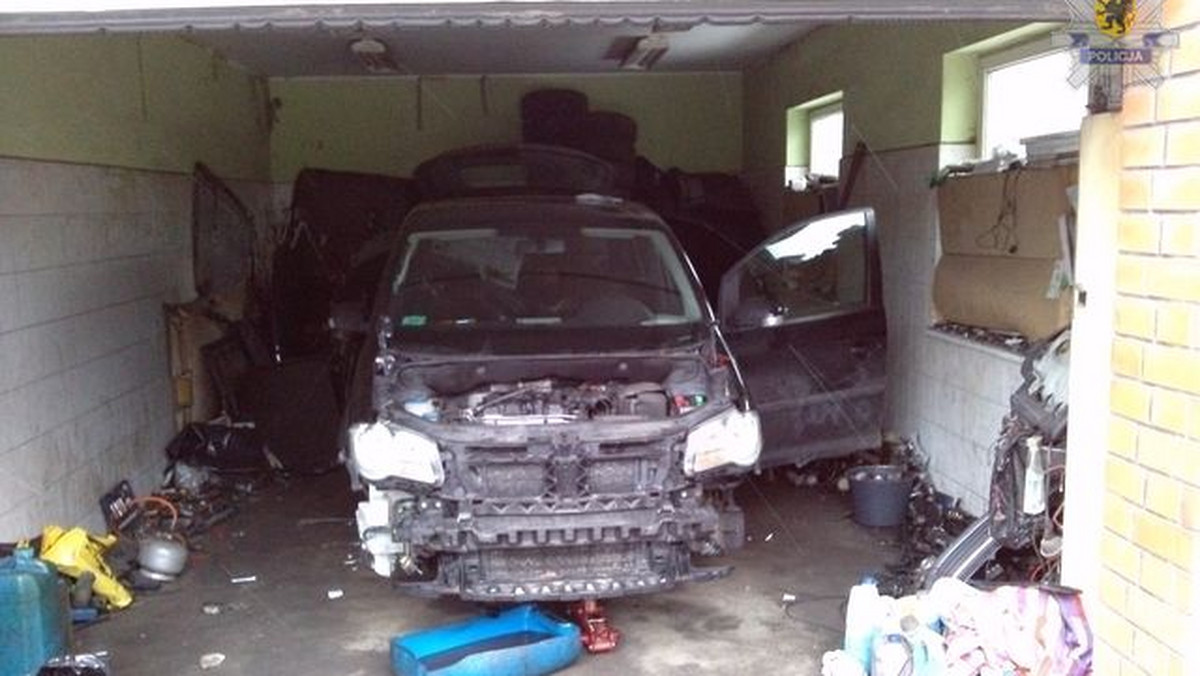 Cztery samochody, w tym auto skradzione kilka dni temu na gdańskiej Zaspie, odnaleźli i zabezpieczyli funkcjonariusze zajmujący się zwalczaniem przestępczości samochodowej. Policja zatrzymała czterech mężczyzn podejrzanych o nielegalna działalność na rynku samochodowym.