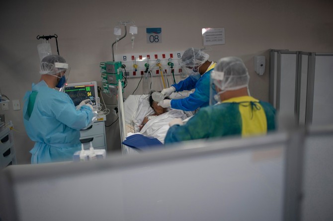Zdravstveni sistem puca pred naletom novozaraženih