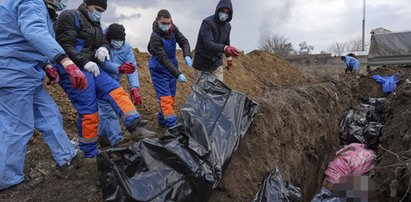 Zabitych przez Rosjan cywilów chowają w masowych grobach. Te zdjęcia rozdzierają serce