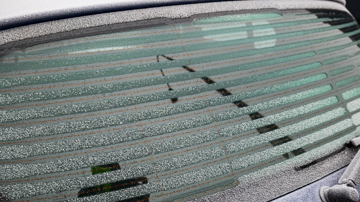 Zadné sklo vozidla má zabudovaný vyhrievací systém.