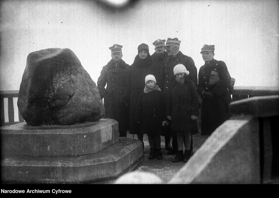 Aleksandra Piłsudska z córkami Wandą i Jadwigą na kopcu Kościuszki. Widoczny m.in. generał Stanisław Wróblewski. 1928 r.