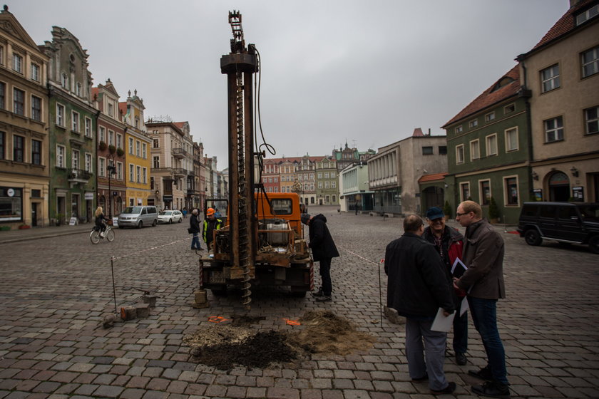 Ruszyły wiercenia na Starym Rynku. Czego szukają budowlańcy?