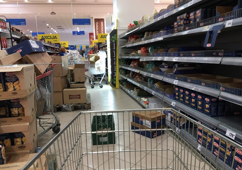 Rafovi u velikom marketu u Beogradu