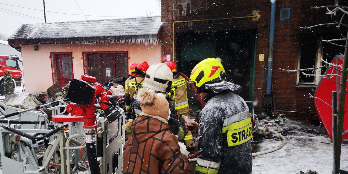 Ta scena wzrusza do łez. Seniorka przyszła do zapracowanych strażaków z kawą