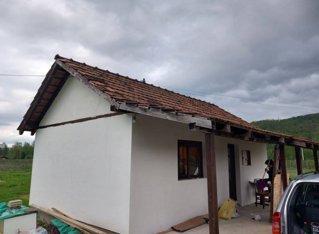 Kuću od 50 kvadrata okruženu malinjacima prodaje za 37.000 evra! Blizu je magistrale: Uz nju dobijate i ovo (foto)