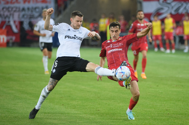 Zawodnik Widzewa Łódź Juliusz Letkowski (P) i Mattias Johansson (L) z Legii Warszawa podczas meczu 5. kolejki piłkarskiej Ekstraklasy