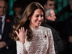 Azta! Kate Middleton lábvillantós ruhában