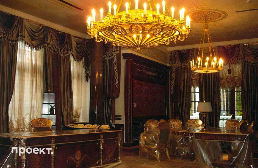 Gabinet głowy państwa ze złoconymi mahoniowymi krzesłami
