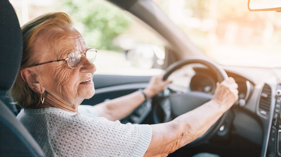 Według statystyk starsi kierowcy powodują najmniej wypadków, ale też stosunkowo mało jeżdżą. Komisja Europejska chce, żeby co 5 lat musieli się badać. 