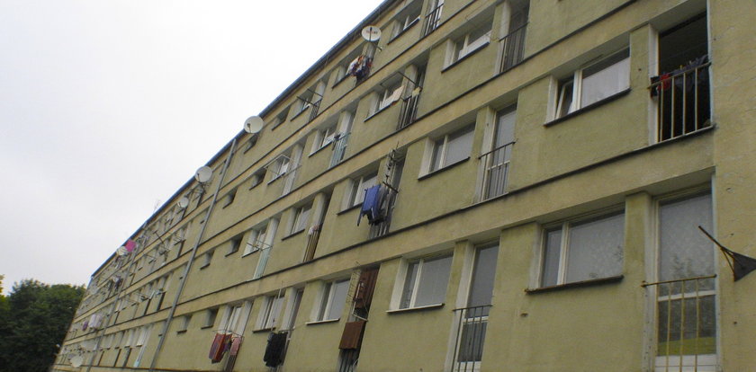 Zmumifikowane zwłoki w mieszkaniu. Policjanci wiedzą kim był mężczyzna