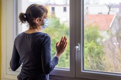 Miliardy euro dla ofiar lockdownu. Firmy są sceptyczne, nasilają się protesty