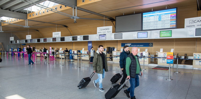 Tanie linie lotnicze odwołują setki lotów. Polacy będą mieli duży problem