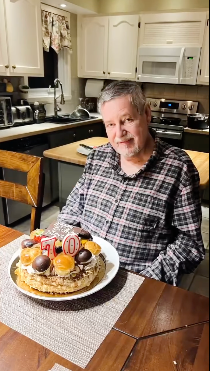 Steve Elliott - manžel českej herečky a producentky Martiny Adamcovej. 