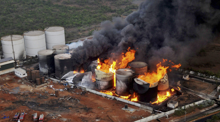 Több üzemanyagtartály felrobbant a gyárban /Fotó: MTI