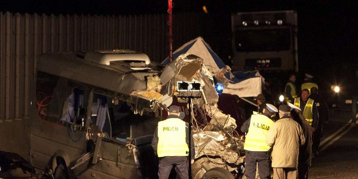 Wypadek busa. Śmierć w wypadku busa pod Przybędzą. 8 osób zginęło w wypadku busa pod Żywcem