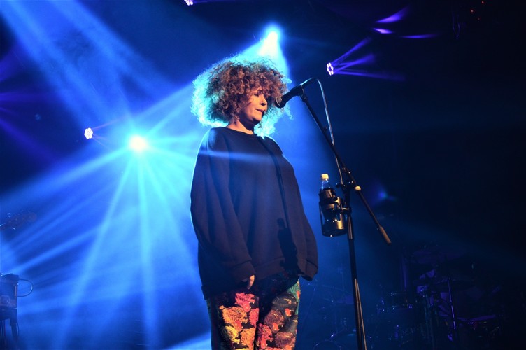 Nosowska na scenie warszawskiego klubu Stodoła. Koncert z 3 listopada 2018 roku.