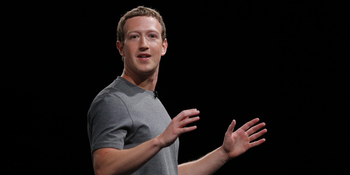 Mark Zuckerberg zawsze do pracy chodzi w podobnych t-shirtach