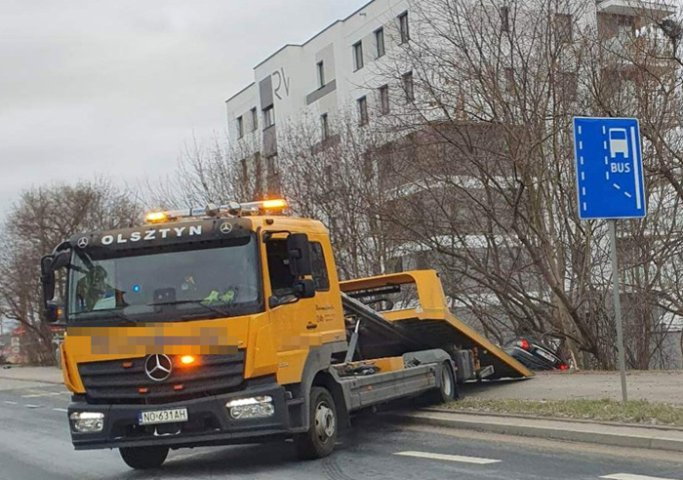 Jaguarem wjechał do rowu i uciekł. Policja szuka kierowcy i pasażera