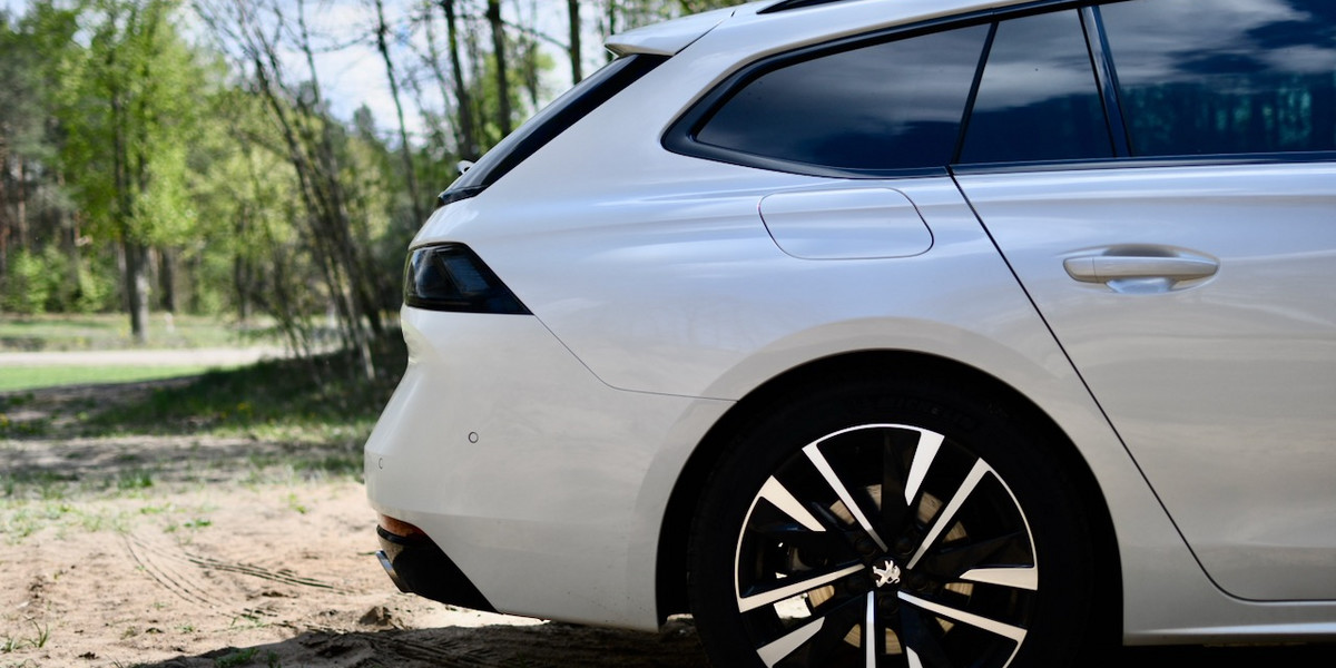 Peugeot 508 SW HYbrid to samochód wpisujący się w trend elektromobilności. Jest jednak bardziej uniwersalny niż auto wyłącznie elektryczne. 