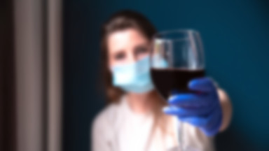 Badania: z każdym tygodniem pandemii pijemy więcej alkoholu