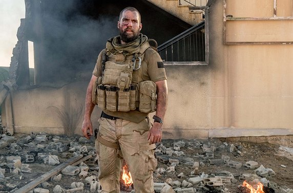 Henry Cavill jako Kapitan Syverson w filmie "Sand Castle" (2017)