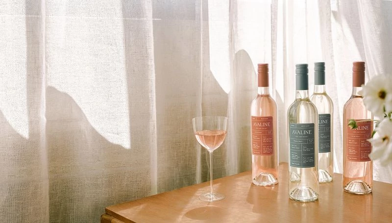 W gamie produktów Avaline są dwa rodzaje wina - świeże i czyste różowe oraz mineralne, białe, wytrawne 