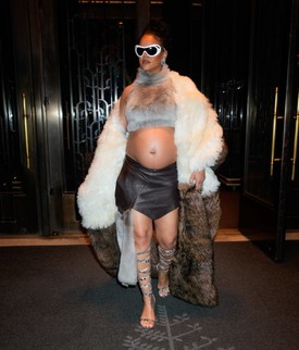 Rihanna nem csak a szőrős kiegészítőkre, a kerekedő pocakra is igent mondott, mint az outfit része. 