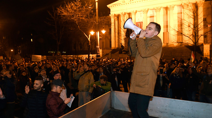 A Diákvagyok mozgalom Közös megemlékezés és tüntetés a jövőnkért címmel meghirdetett rendezvényének résztvevői a Magyar Nemzeti Múzeum előtt 2018. március 15-én. Az emelvényen Tarnay Kristóf, a Független Diákparlament kommunikációs koordinátora / MTI Fotó: Kovács Tamás