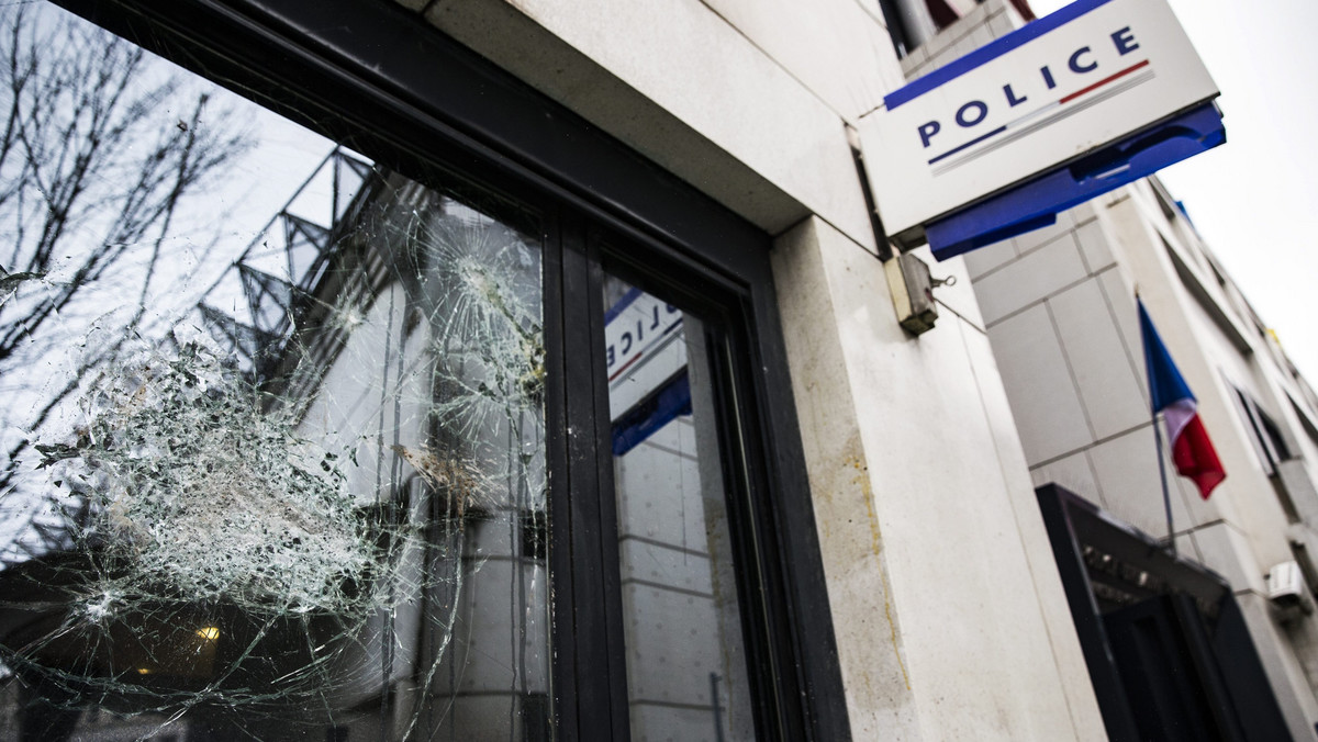 Dwa paryskie komisariaty zostały obrzucone kamieniami przez licealistów protestujących przeciwko przemocy ze strony policji podczas wczorajszych demonstracji studentów przeciwko reformie prawa pracy.