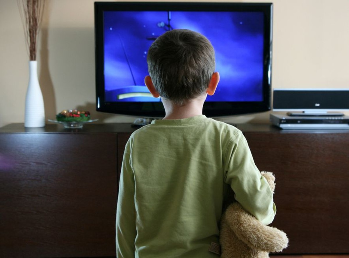 Nie dłużej niż 2 godziny! Maraton przed TV szkodzi dzieciom