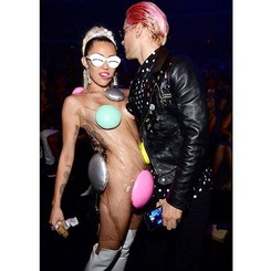 Miley Cyrus prawie naga na gali 2015 MTV VMA [ZDJĘCIA]