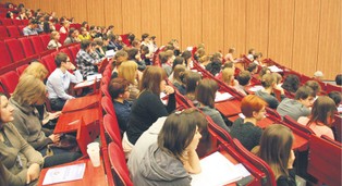 Licencjat wystarczy? Coraz mniej osób wybiera dalszą naukę