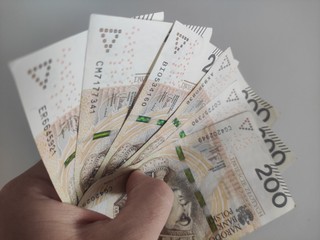 Nie 12%, lecz 10% podatku. Drugi próg wzrośnie do 150 tys. zł, a kwota wolna do 60 tys. zł. Umowa o pracę stanie się bardziej opłacalna niż B2B?