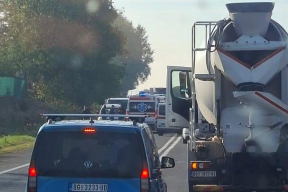 TEŠKA NESREĆA KOD OSTRUŽNICE! Hitna pomoć na licu mesta, saobraćaj obustavljen