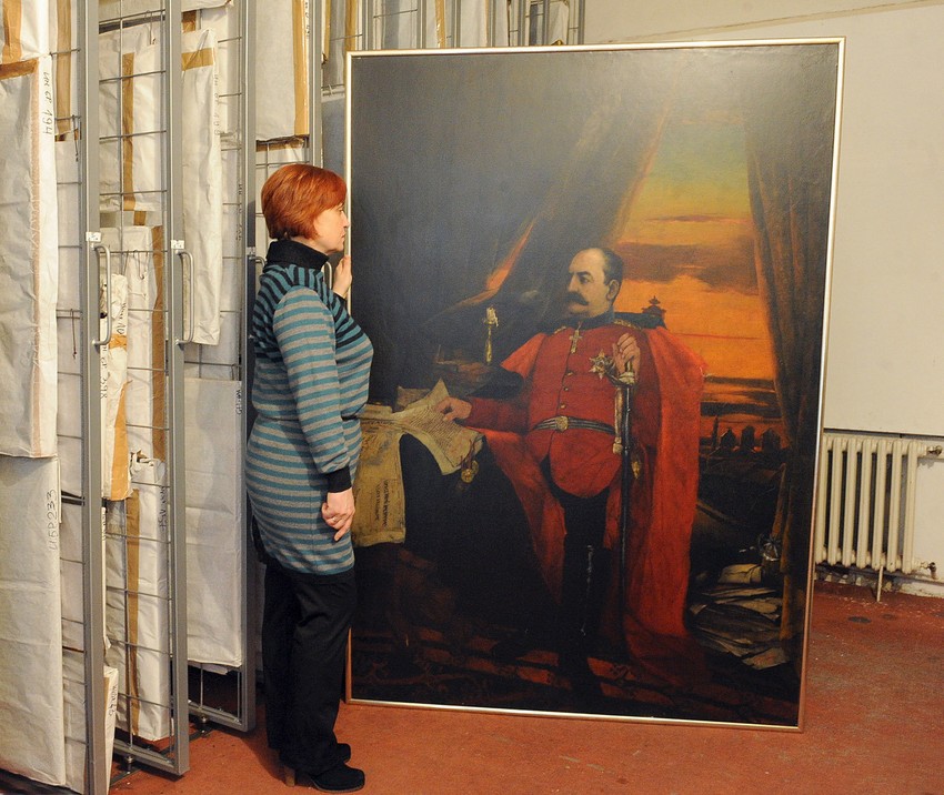 Mara Makarić stoji pored portreta Milana Obrenovića