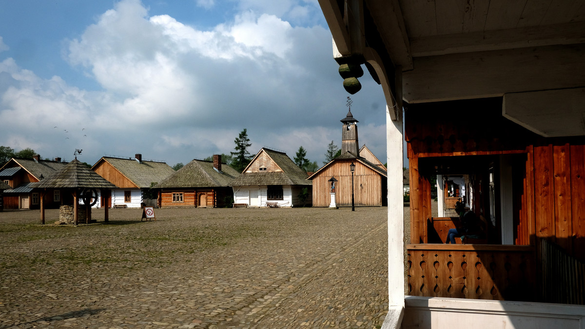 Rynek Galicyjski w Muzeum Budownictwa Ludowego w Sanoku wzbogaci się o pracownię lutniczą Stanisława Wyżykowskiego z Haczowa, jednego z nielicznych w Polsce wytwórców m.in. lir korbowych. Można ją będzie zwiedzać od najbliższej niedzieli.