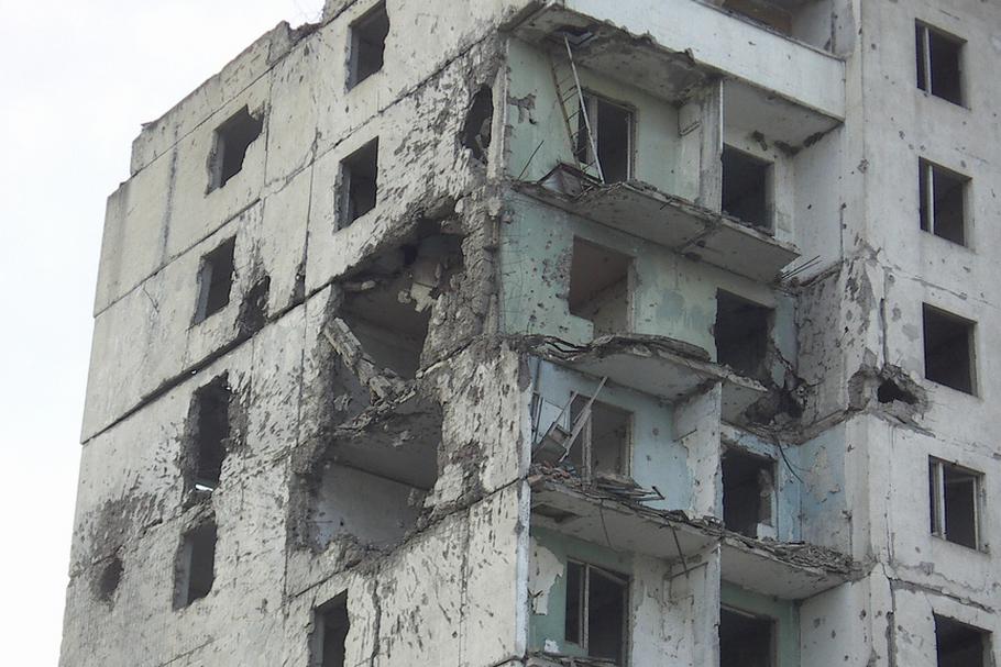„Pocisk 2S4, który uderzyłby w pięciopiętrowy budynek, spadłby aż do drugiego piętra, zanim doszłoby do eksplozji”. Na zdjęciu zniszczony budynek mieszkalny w Groznym, 2006 rok.