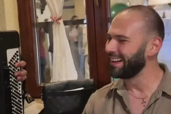 MARKO GAČIĆ SA TRUDNOM DEVOJKOM U PROVODU Otišao iz Beograda, sa sobom poveo i sina kojeg je dobio sa Gogom: Muzičari im sviraju "na uvce" (Video)