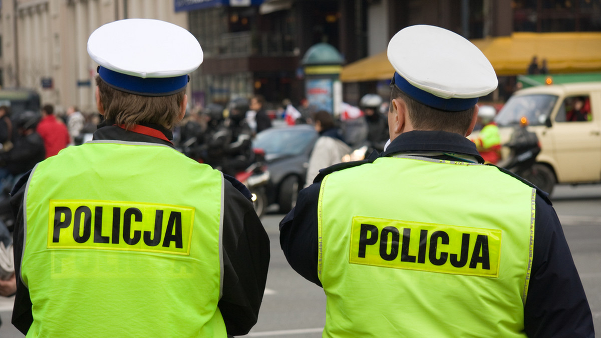 Stołeczna policja wystawi w 2015 r. 22 tys. dodatkowych ośmiogodzinnych patroli na terenie miasta. Rada Warszawy zdecydowała dzisiaj o zwiększeniu o milion złotych, do 4 mln 400 tys. zł, funduszy na rekompensaty pieniężne dla policjantów za ponadnormatywny czas służby w 2015 r.