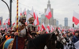 Tysiące osób na Marszu Niepodległości [GALERIA]